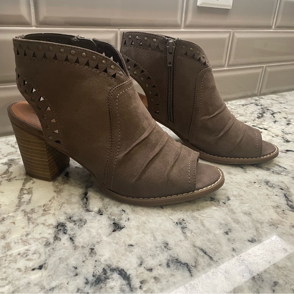 Sonoma Faux suede, zippered ankle boot with stylish cut-out design. Size 6 1/2 - Picture 3 of 11